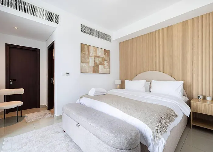 Luxurious 1-Bed, 2-Bath With Burj Khalifa Views
