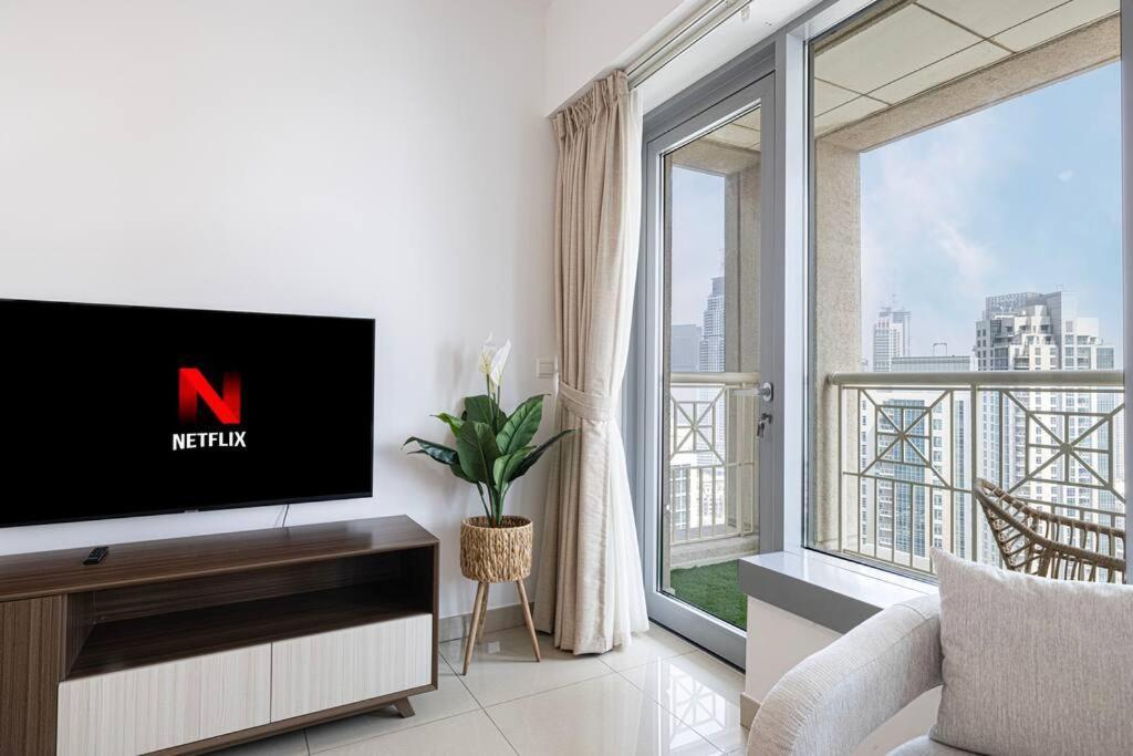 Luxurious 1-bed, 2-bath With Burj Khalifa Views *