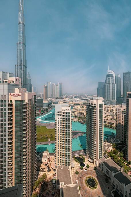 Luxurious 1-bed, 2-bath With Burj Khalifa Views Apartment *
