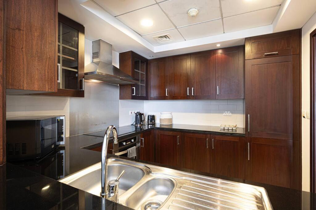 Apartment Luxurious 1-bed, 2-bath With Burj Khalifa Views