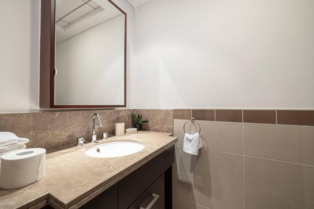 Luxurious 1-bed, 2-bath With Burj Khalifa Views Apartment Dubai