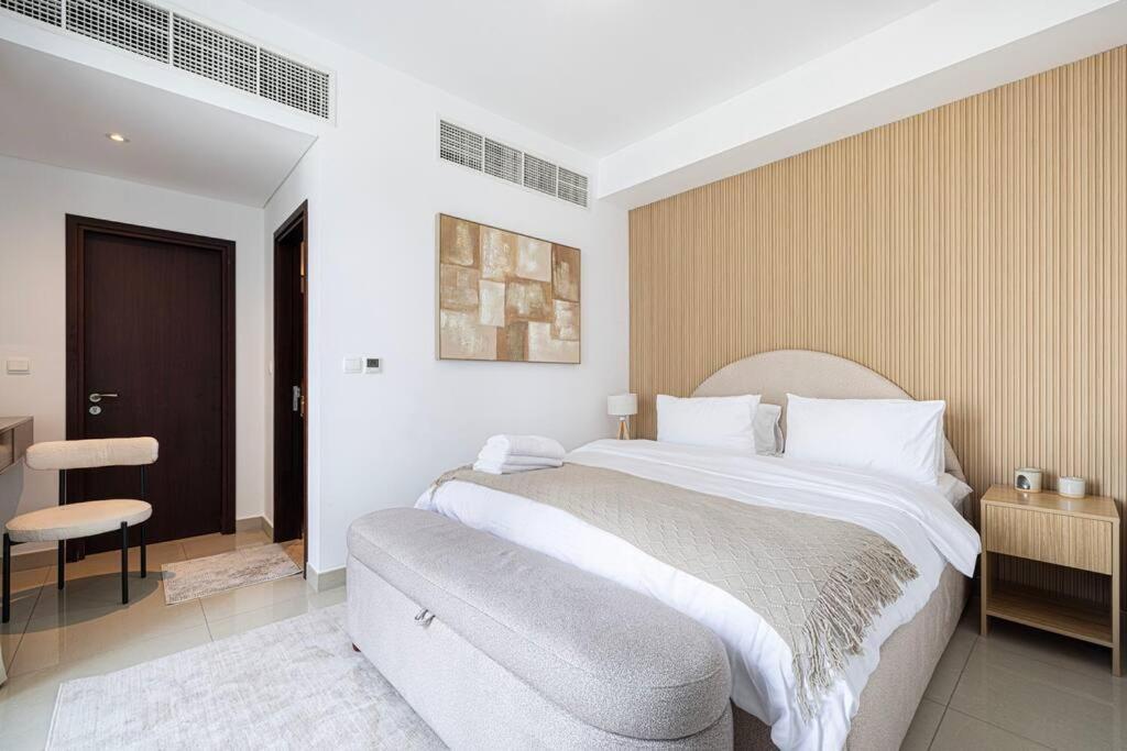 Apartment Luxurious 1-bed, 2-bath With Burj Khalifa Views Dubai