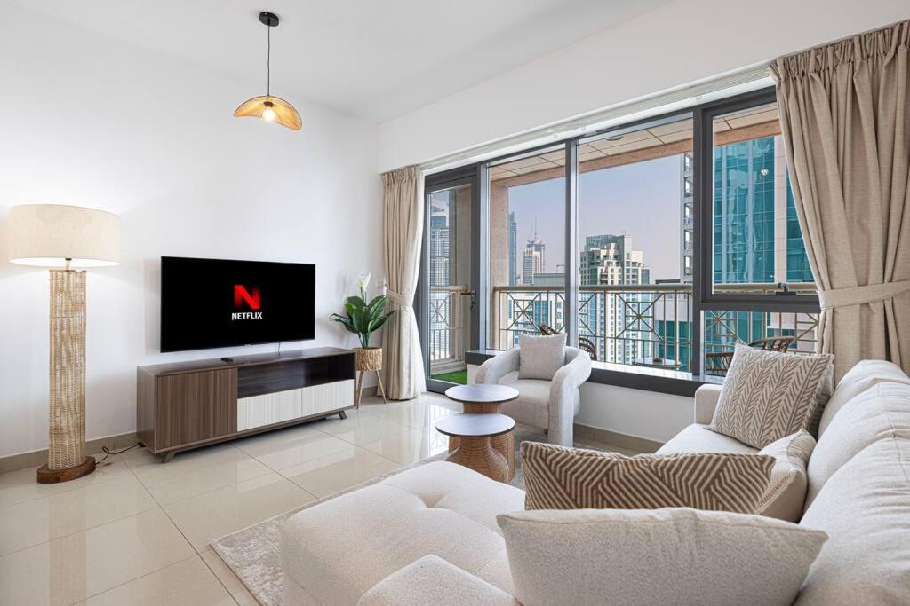 Luxurious 1-bed, 2-bath With Burj Khalifa Views Dubai