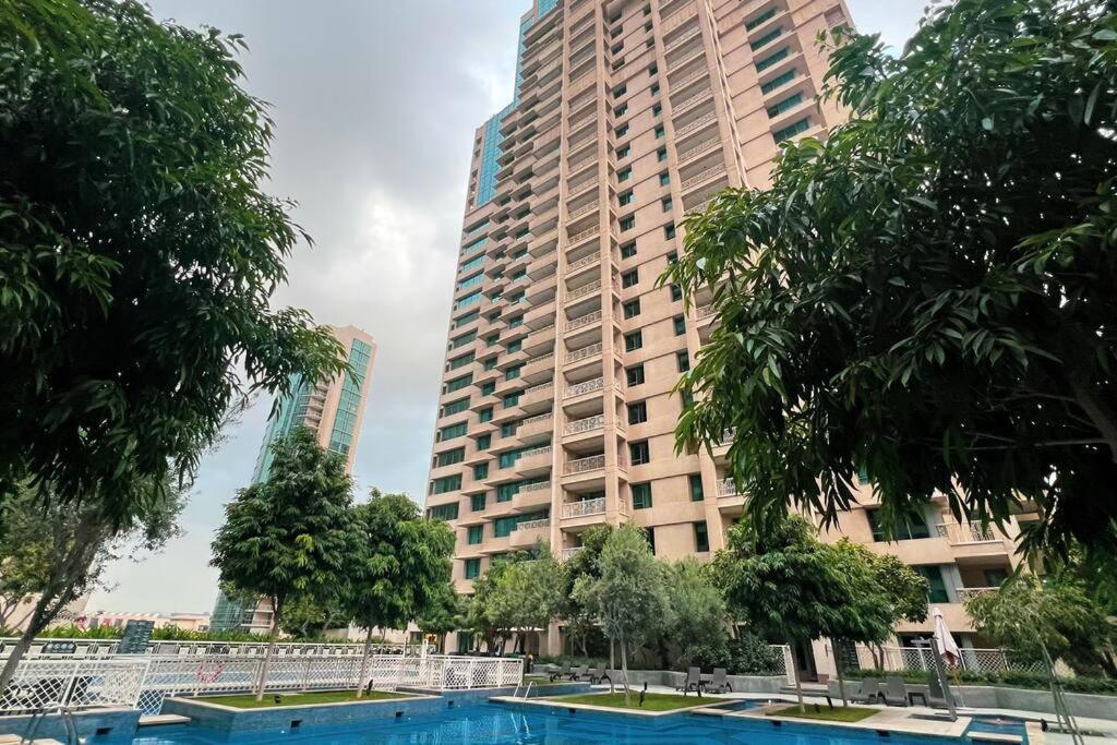 Luxurious 1-bed, 2-bath With Burj Khalifa Views Apartment