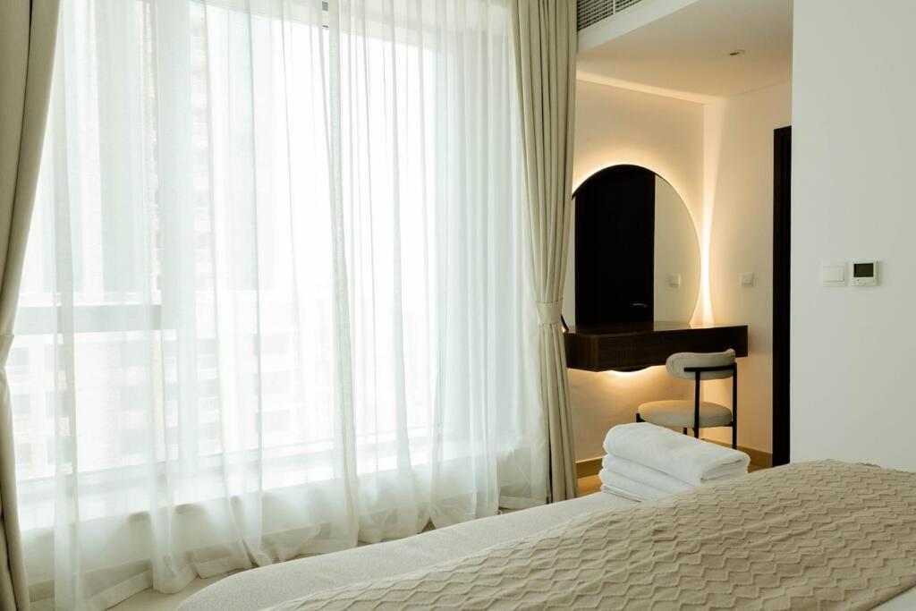 Luxurious 1-bed, 2-bath With Burj Khalifa Views Apartment