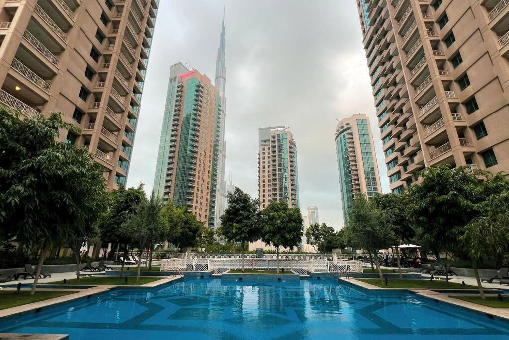 Luxurious 1-bed, 2-bath With Burj Khalifa Views Apartment Dubai