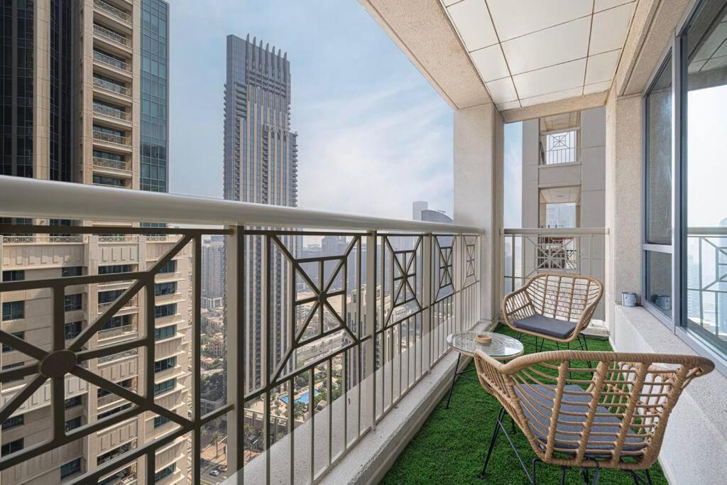 Luxurious 1-bed, 2-bath With Burj Khalifa Views Apartment