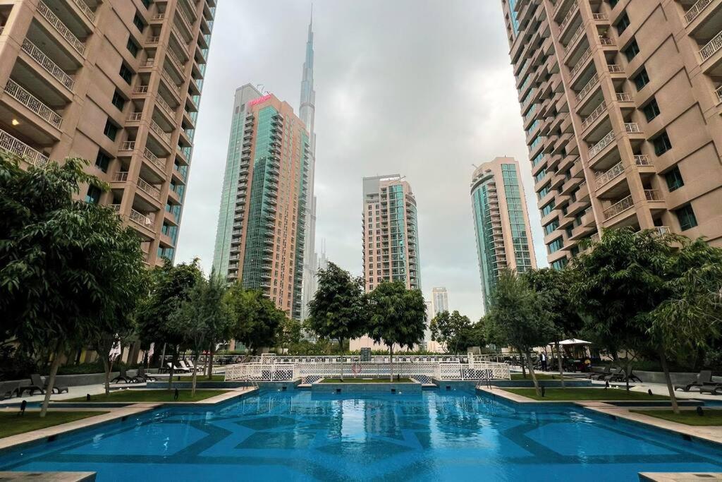 Apartment Luxurious 1-bed, 2-bath With Burj Khalifa Views