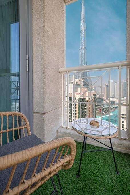 Luxurious 1-bed, 2-bath With Burj Khalifa Views Apartment *