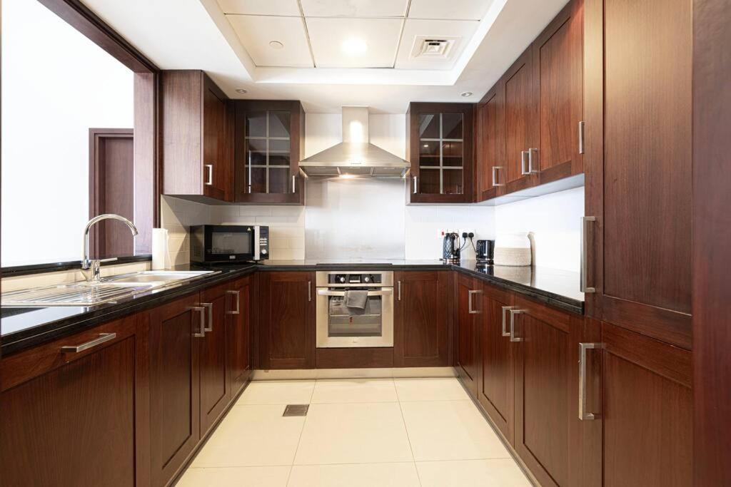 Apartment Luxurious 1-bed, 2-bath With Burj Khalifa Views *