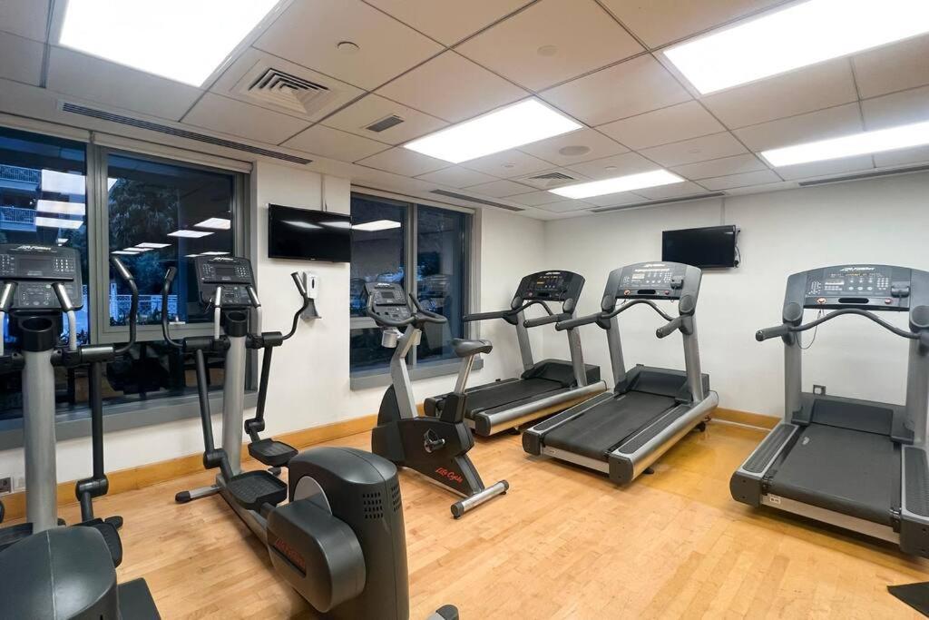 Apartment Luxurious 1-bed, 2-bath With Burj Khalifa Views Dubai