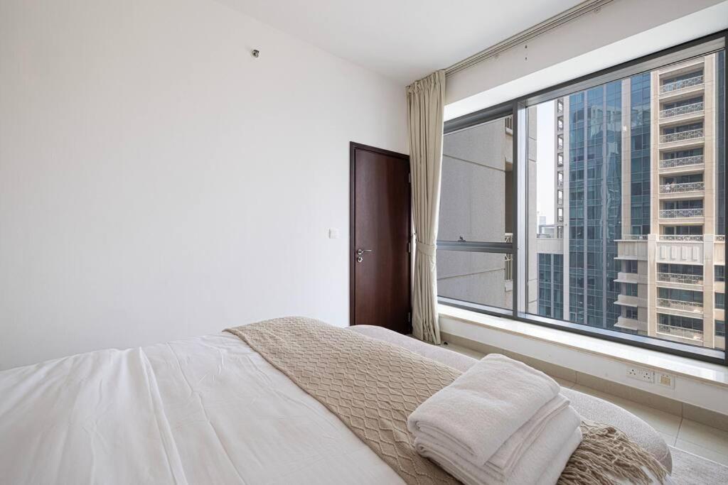 Luxurious 1-bed, 2-bath With Burj Khalifa Views Apartment Dubai