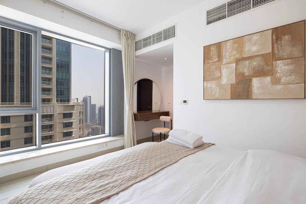 Luxurious 1-bed, 2-bath With Burj Khalifa Views Apartment *