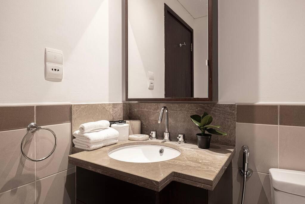 Apartment Luxurious 1-bed, 2-bath With Burj Khalifa Views Dubai