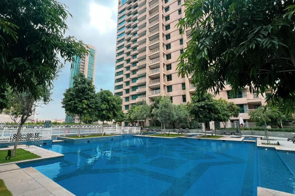 Luxurious 1-bed, 2-bath With Burj Khalifa Views Apartment