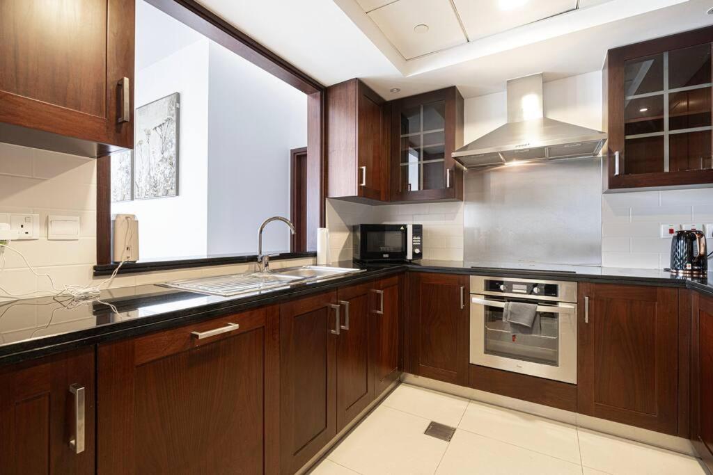 Apartment Luxurious 1-bed, 2-bath With Burj Khalifa Views