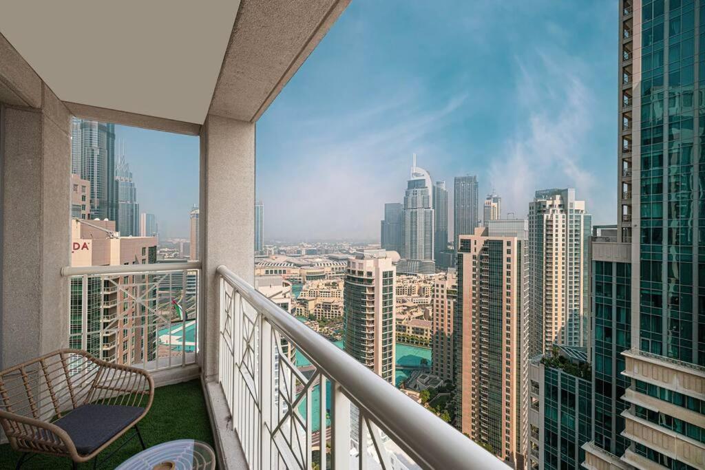 Luxurious 1-bed, 2-bath With Burj Khalifa Views Apartment *