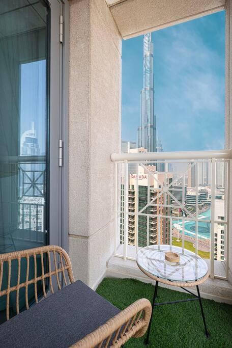 Luxurious 1-bed, 2-bath With Burj Khalifa Views Apartment *